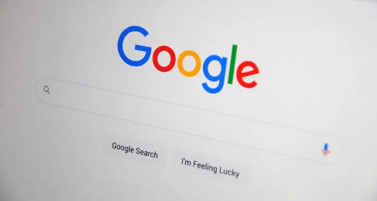Página inicial do Google mostrando barra de pesquisa.